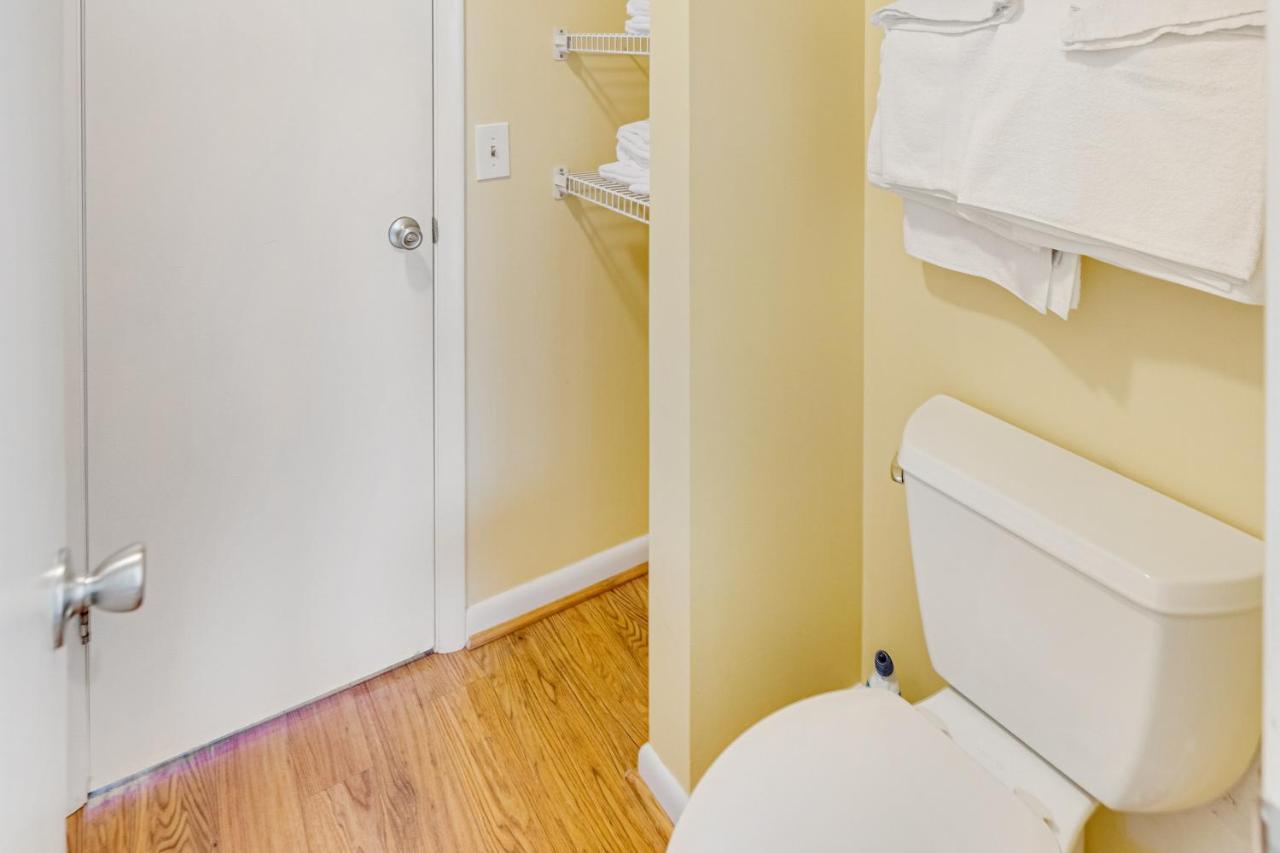 Scarborough Village - 245 Country Club Dr, Unit #608 레오보스 비치 외부 사진